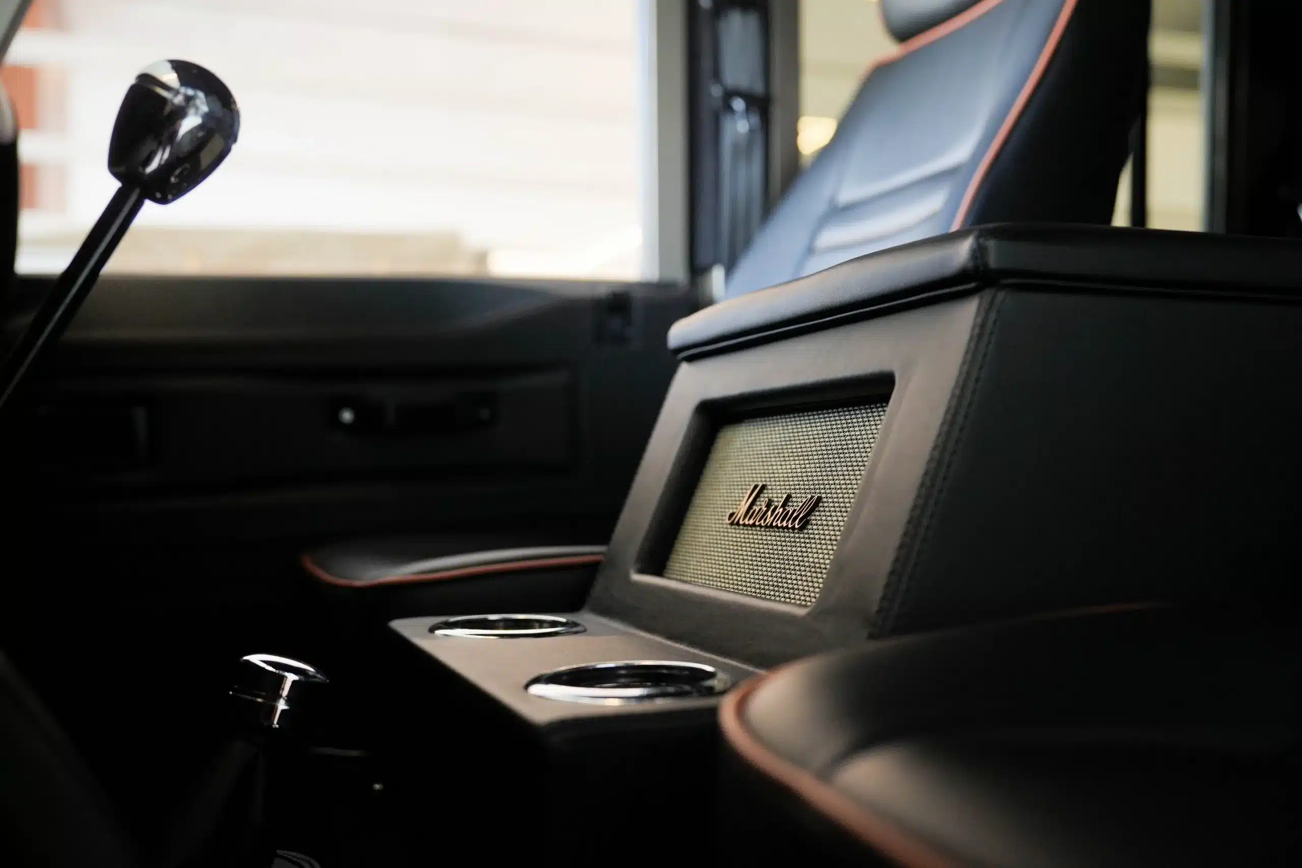 Marshall-Soundsystem in der Mittelkonsole eines restaurierten Land Rover Defender 110 von 1991