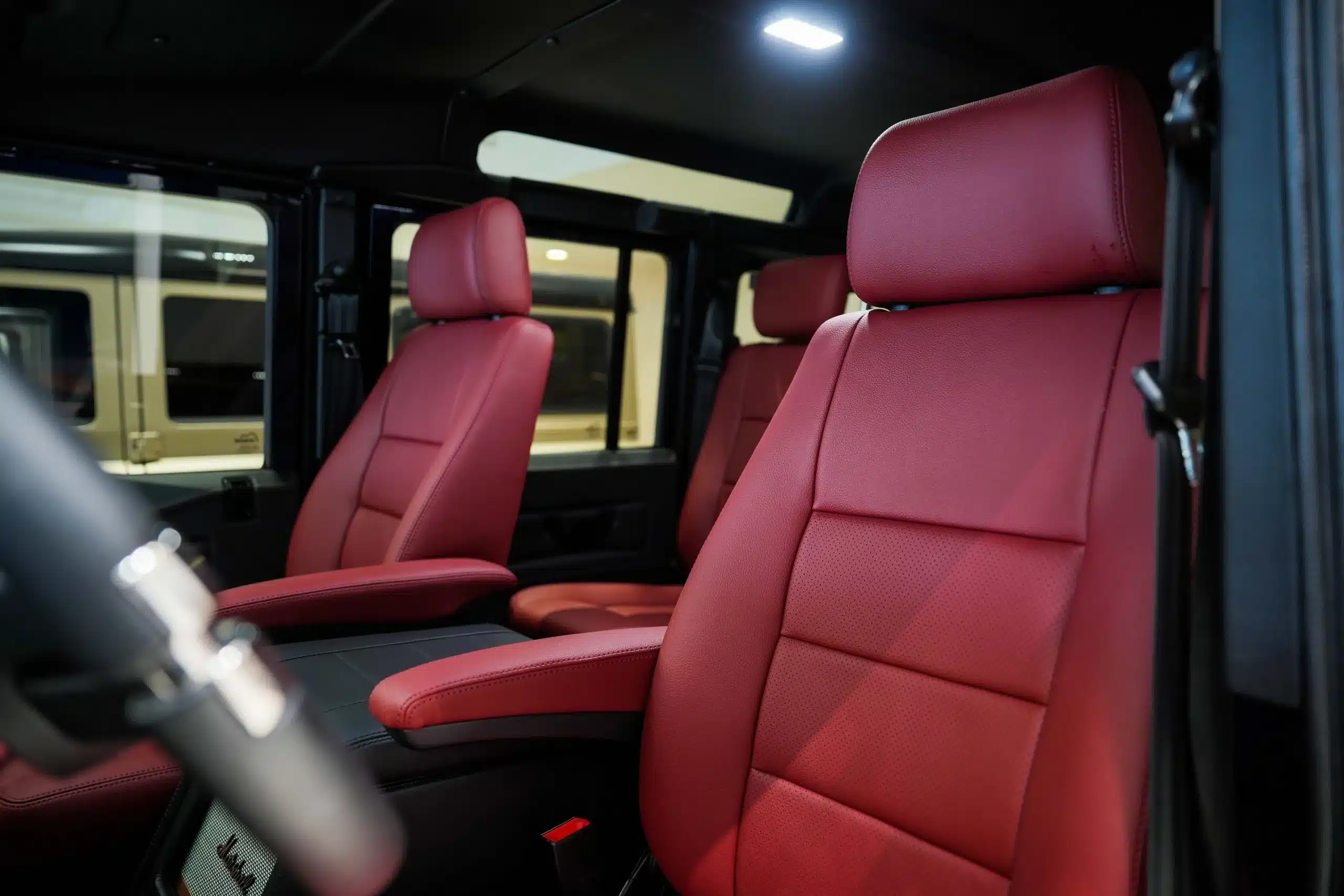 Rote Ledersitze im Innenraum eines Land Rover Defender 110, Modelljahr 1999