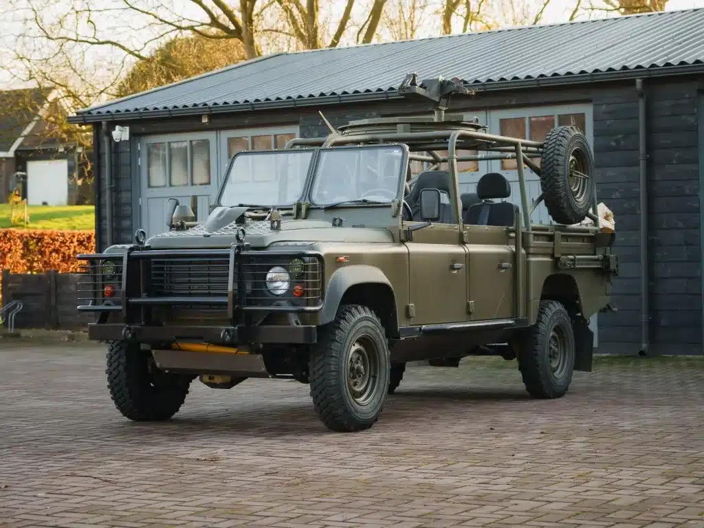 Land Rover Defender 130 WMIK, Militärversion von 2013, ohne Türen und Dach, mit Überrollkäfig und Spezialausstattung.