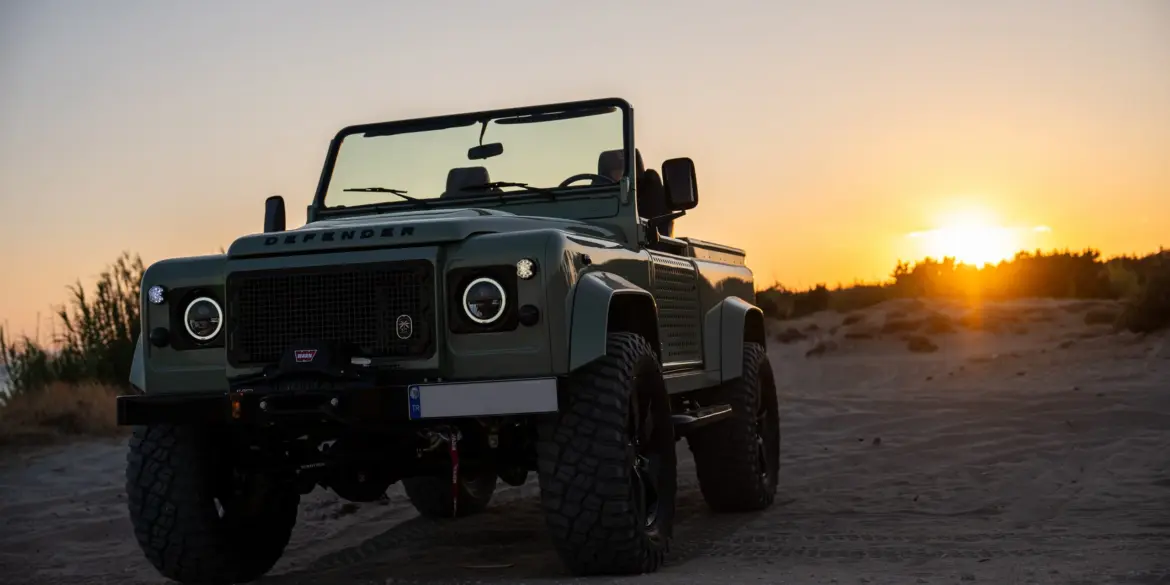Land Rover Defender 90 Baujahr 1995 in Grasmere Green bei Sonnenuntergang im Gelände