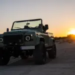 Land Rover Defender 90 Baujahr 1995 in Grasmere Green bei Sonnenuntergang im Gelände