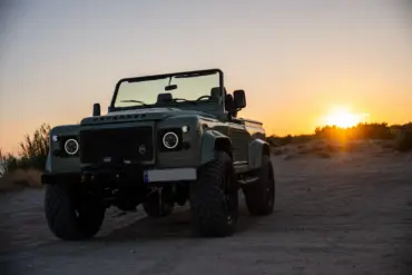 Land Rover Defender 90 Baujahr 1995 in Grasmere Green bei Sonnenuntergang im Gelände