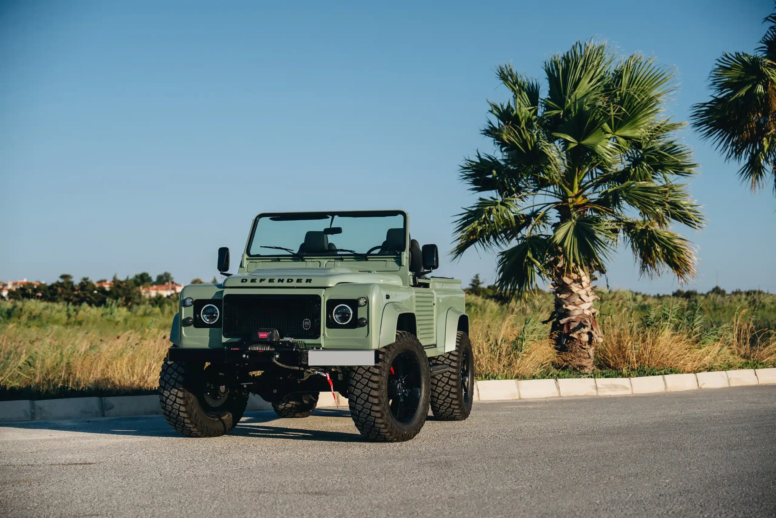 Land Rover Defender 90 in Grasmere Green aus dem Jahr 1995, aufgenommen im Freien