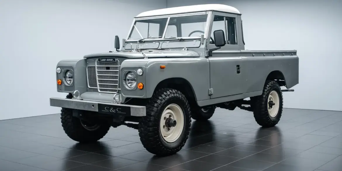 Land Rover Serie III 109 LWB in Militärausführung, restauriert und ausgestellt in einer Halle, Vorderansicht