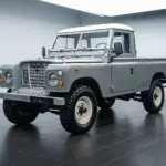Land Rover Serie III 109 LWB in Militärausführung, restauriert und ausgestellt in einer Halle, Vorderansicht