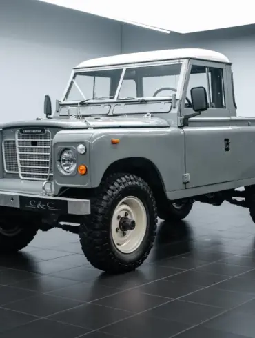 Land Rover Serie III 109 LWB in Militärausführung, restauriert und ausgestellt in einer Halle, Vorderansicht