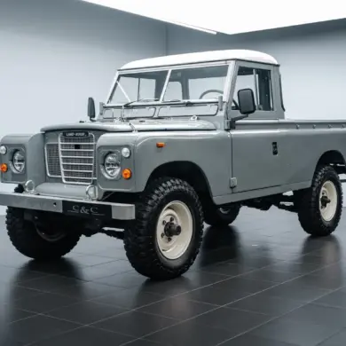 Land Rover Serie III 109 LWB in Militärausführung, restauriert und ausgestellt in einer Halle, Vorderansicht