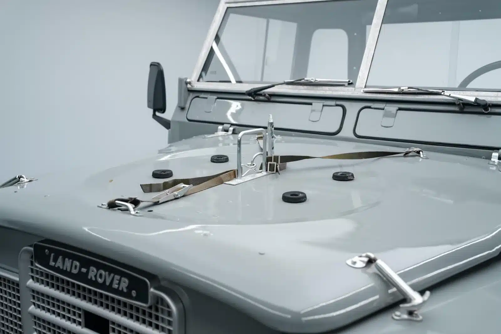 Nahaufnahme Motorhaube mit Ersatzradhalterung eines Land Rover Serie III 109 LWB Militärumbau