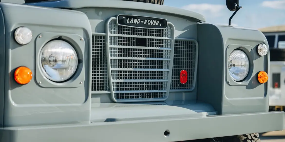 Frontansicht des Land Rover Series III von 1973 mit Kunststoff-Kühlergrill und typischen Rundscheinwerfern