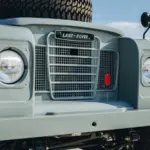 Frontansicht des Land Rover Series III von 1973 mit Kunststoff-Kühlergrill und typischen Rundscheinwerfern