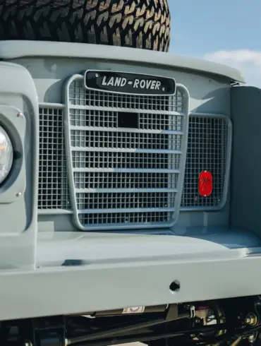 Frontansicht des Land Rover Series III von 1973 mit Kunststoff-Kühlergrill und typischen Rundscheinwerfern