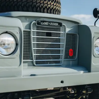 Frontansicht des Land Rover Series III von 1973 mit Kunststoff-Kühlergrill und typischen Rundscheinwerfern