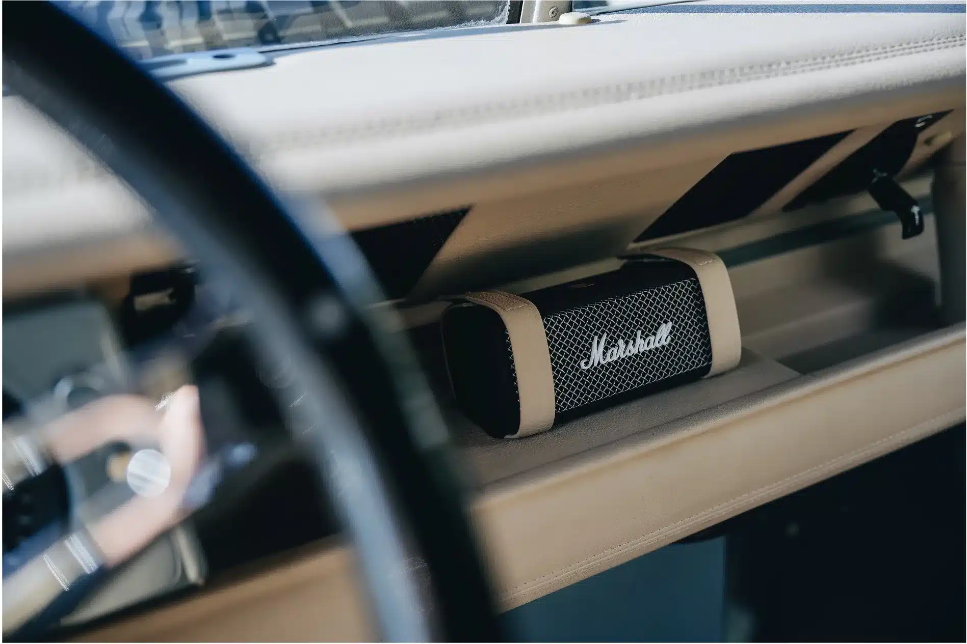 Marshall Emberton Lautsprecher im Armaturenbrett eines Land Rover Series III, Detailansicht