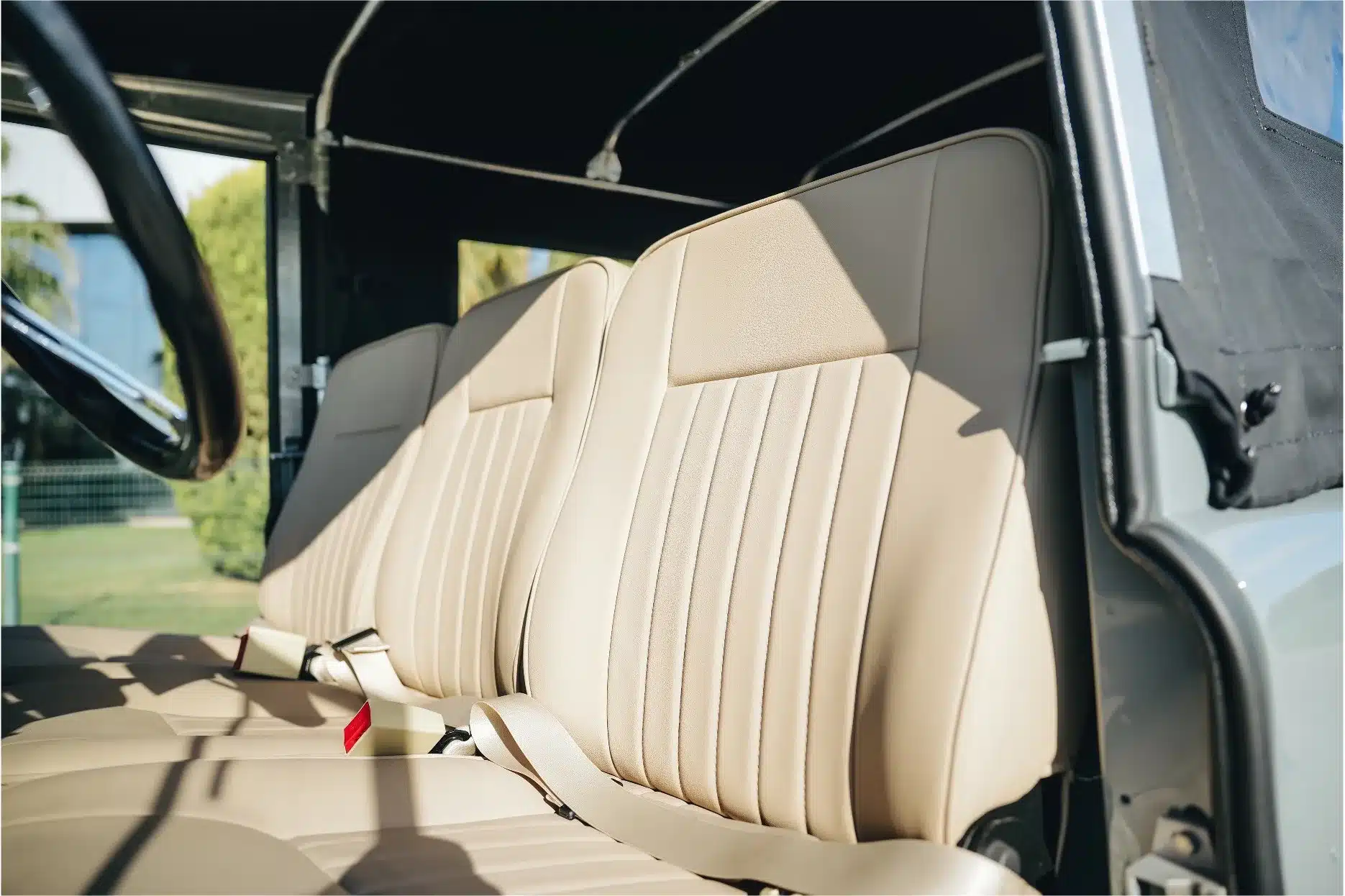 Beigefarbene Ledersitze im Innenraum eines Land Rover Series III, Modelljahr 1973