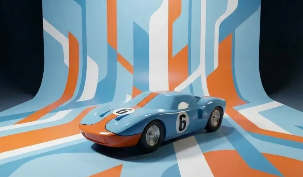 Modellauto Le Mans 64 MK1 im Stil der 60er Jahre auf blau-orange-weißem Muster-Hintergrund