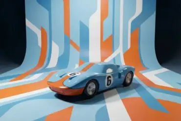 Modellauto Le Mans 64 MK1 im Stil der 60er Jahre auf blau-orange-weißem Muster-Hintergrund