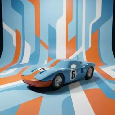 Modellauto Le Mans 64 MK1 im Stil der 60er Jahre auf blau-orange-weißem Muster-Hintergrund