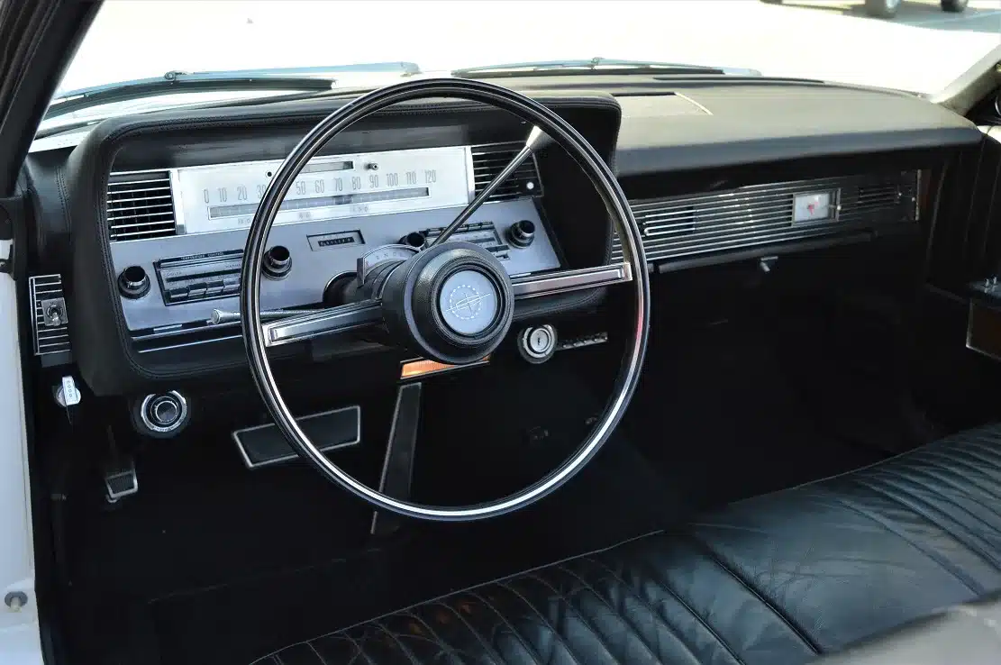 Cockpit und Lenkrad eines Lincoln Continental 4-door Convertible von 1967 mit original erhaltenem Armaturenbrett