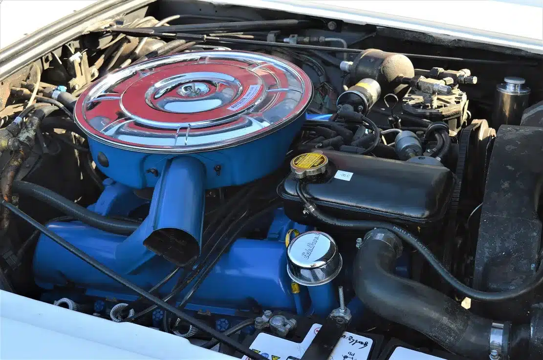 Motorraum mit generalüberholtem 7,5-Liter-V8 eines Lincoln Continental 4-door Convertible von 1967