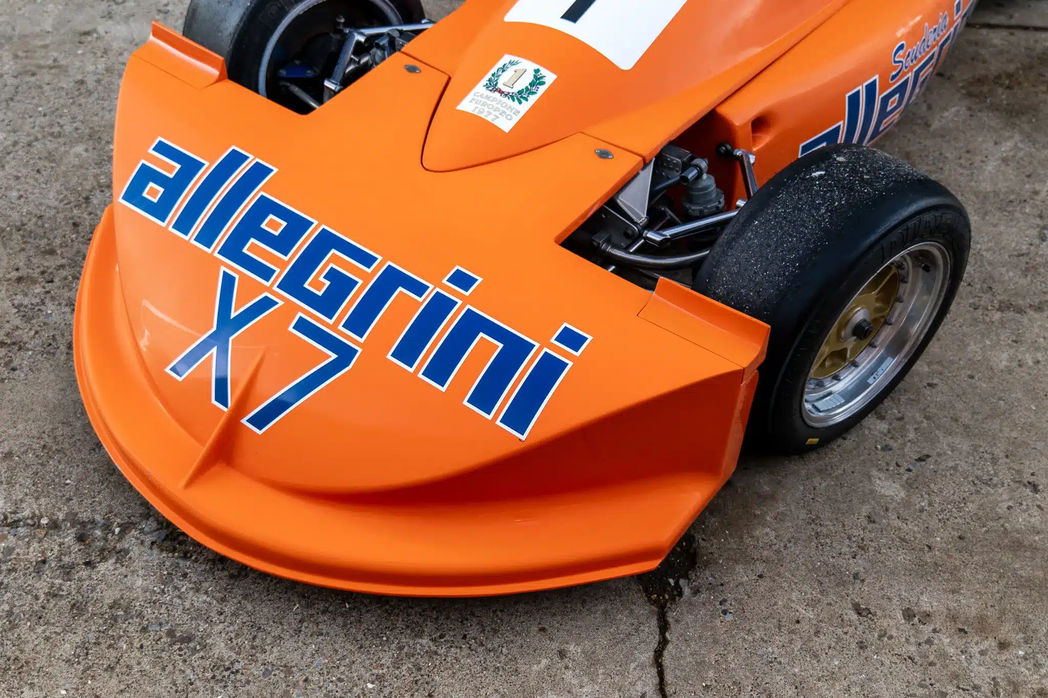 Frontansicht des orangenen March 773 Formel-3-Rennwagens mit Allegri-Logo und Startnummer