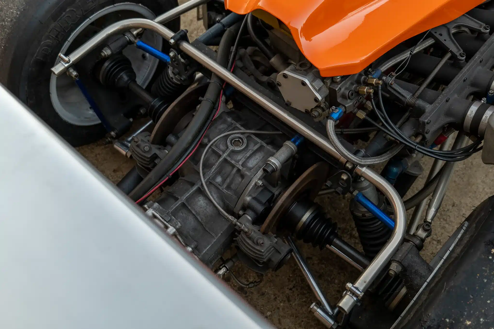 Nahaufnahme des Hinterachsbereichs samt Getriebe, Antriebswellen und Aufhängung des March 773 Formel-3-Rennwagens, Baujahr 1977.