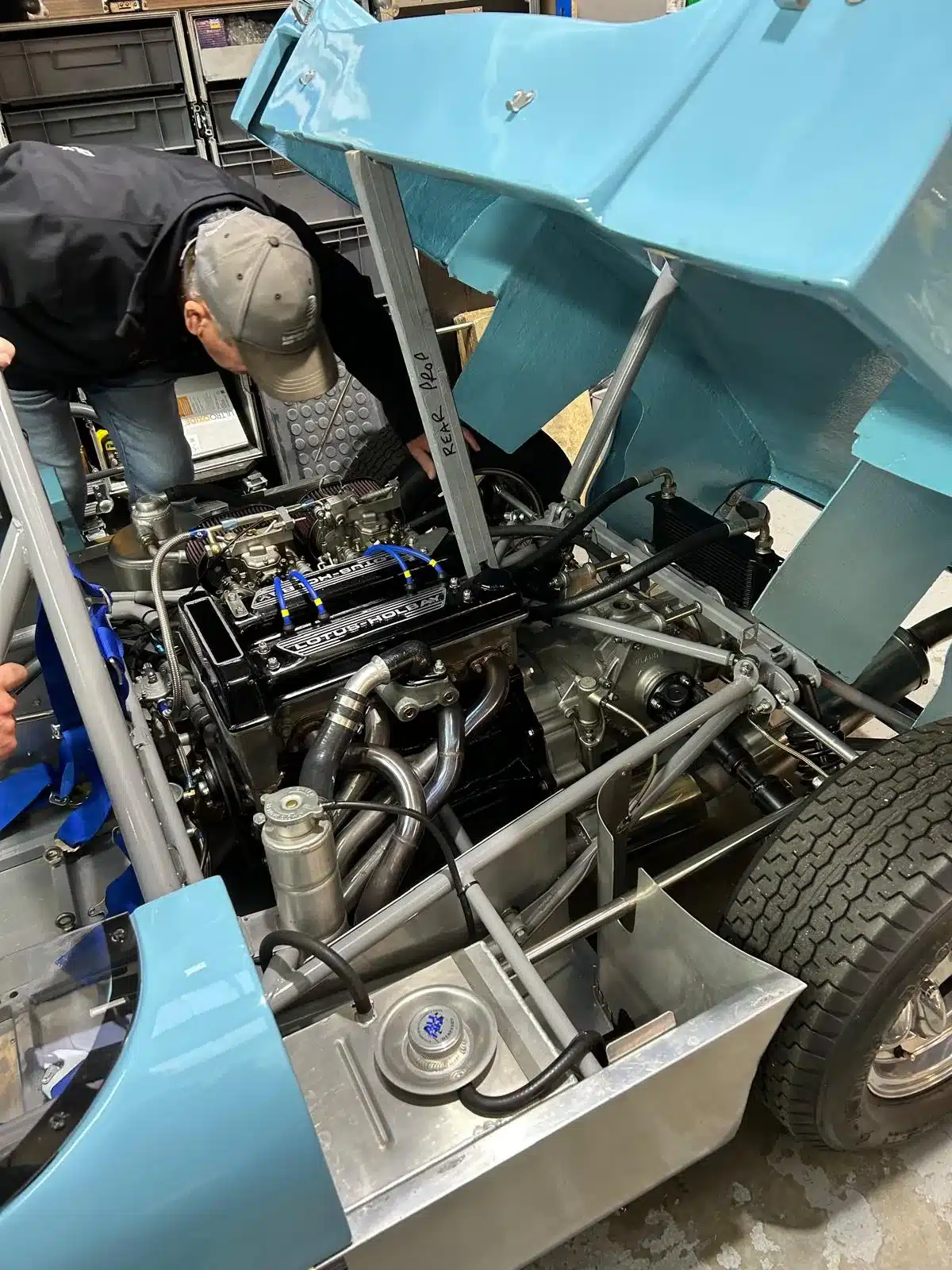 Restaurierter Motorraum eines Merlyn Mk4A von 1964 mit Lotus-Ford Twin Cam Motor und sichtbarer Karosserieöffnung.