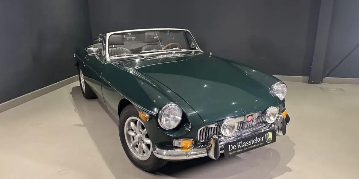 Dunkelgrüner MGB MkIII Roadster von 1974 mit schwarzem Interieur in gepflegtem Zustand