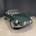 Dunkelgrüner MGB MkIII Roadster von 1974 mit schwarzem Interieur in gepflegtem Zustand