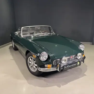 Dunkelgrüner MGB MkIII Roadster von 1974 mit schwarzem Interieur in gepflegtem Zustand
