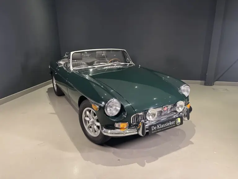 Dunkelgrüner MGB MkIII Roadster von 1974 mit schwarzem Interieur in gepflegtem Zustand