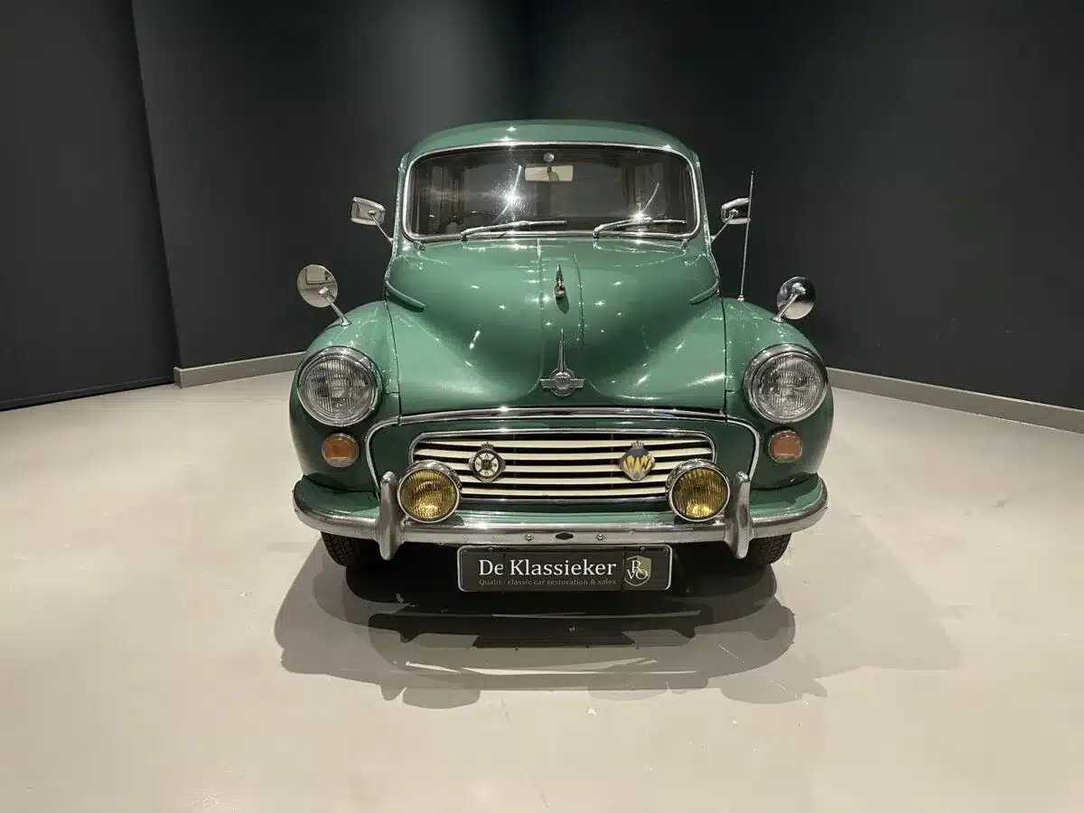 Grüner Morris Minor 1000 Traveller, Baujahr 1964, frontal fotografiert im Ausstellungsraum