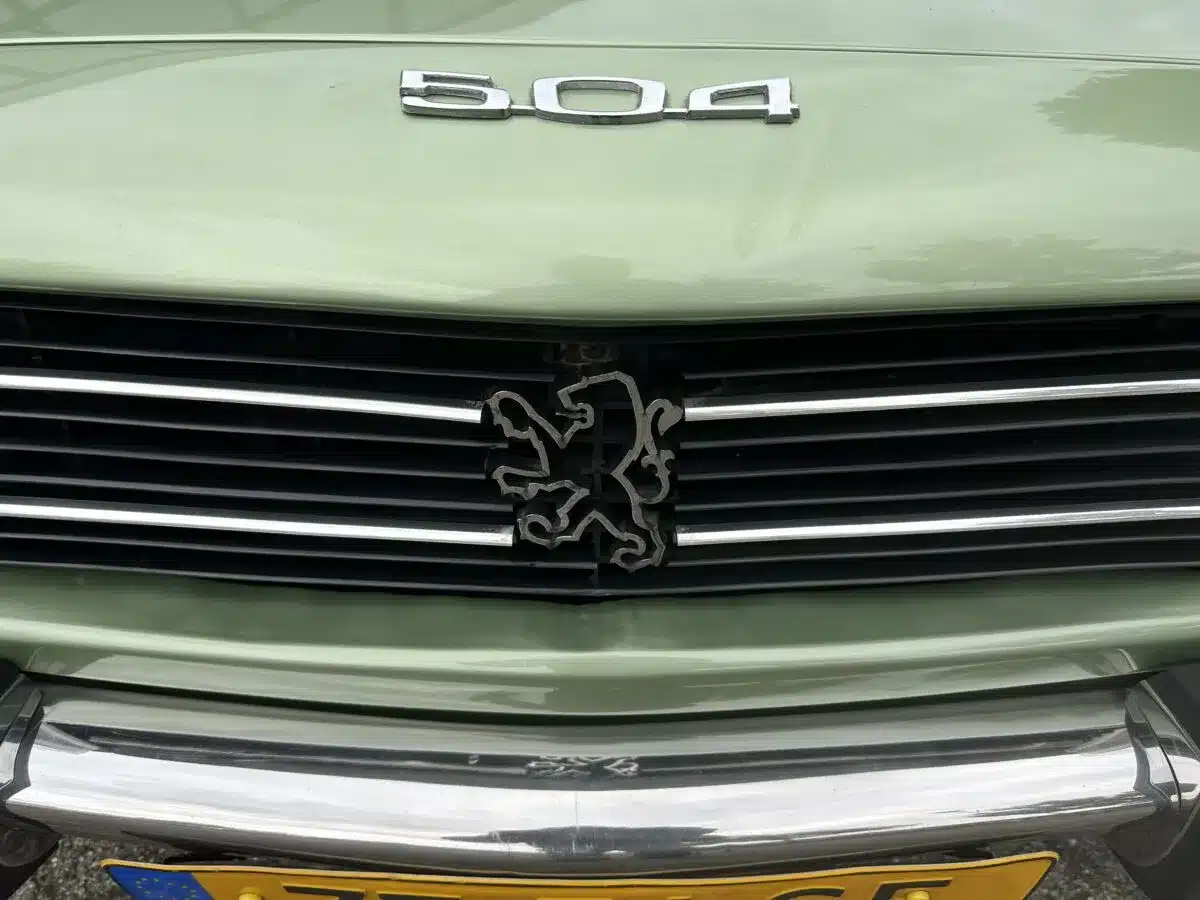 Peugeot 504 Ti Kühlergrill mit Löwenemblem und 504-Schriftzug in Nahaufnahme