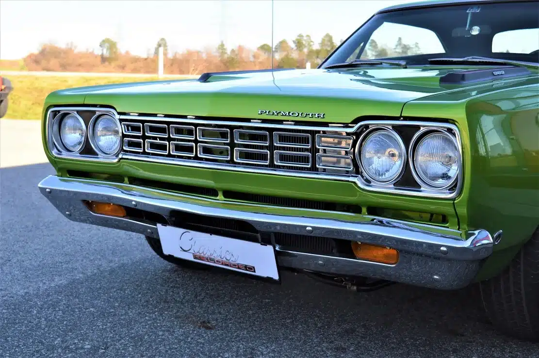 Grüner Plymouth Road Runner 383 von vorne mit markantem Kühlergrill und Scheinwerfern, Modelljahr 1968