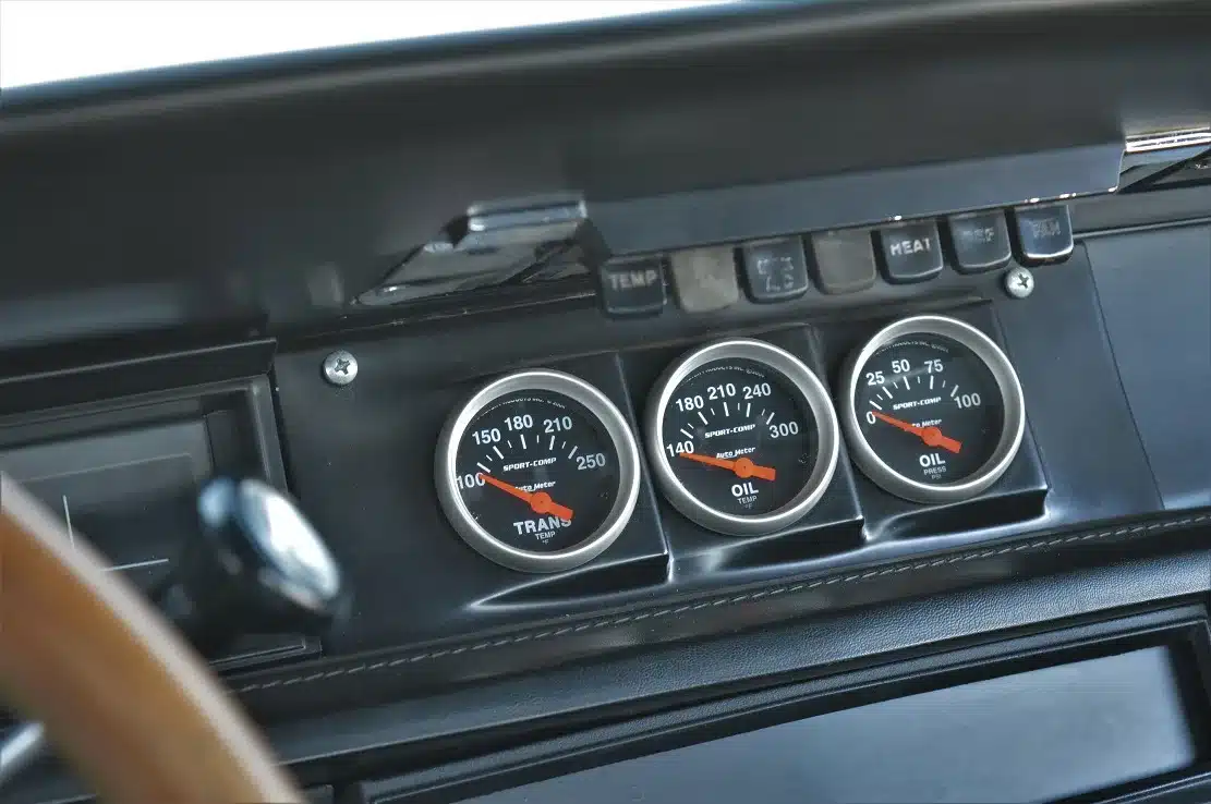 Drei Zusatzinstrumente für Öltemperatur, Öldruck und Getriebetemperatur im Cockpit eines Plymouth Road Runner 383 aus dem Modelljahr 1968.