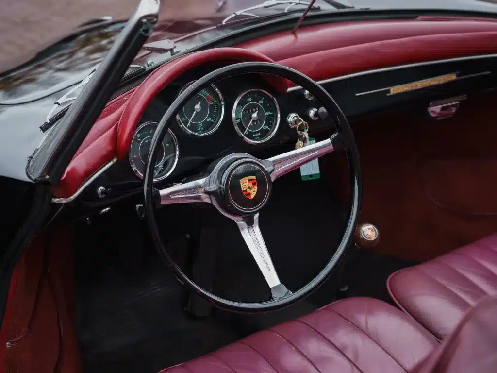 Lenkrad und Armaturenbrett des Porsche 356 B Roadster, rotes Interieur, Baujahr 1960.
