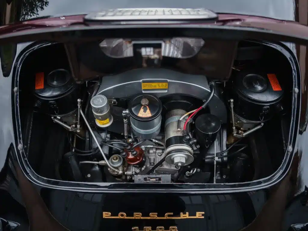 Offener Motorraum eines Porsche 356 B Roadster mit sichtbarem Vierzylinder-Boxermotor, Baujahr 1960