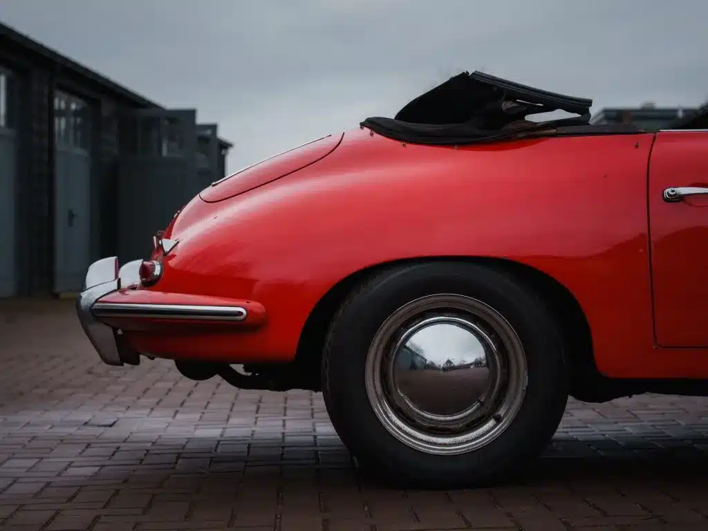 Rotes Porsche 356 C Cabriolet von 1965, Heckansicht mit offenem Stoffverdeck.