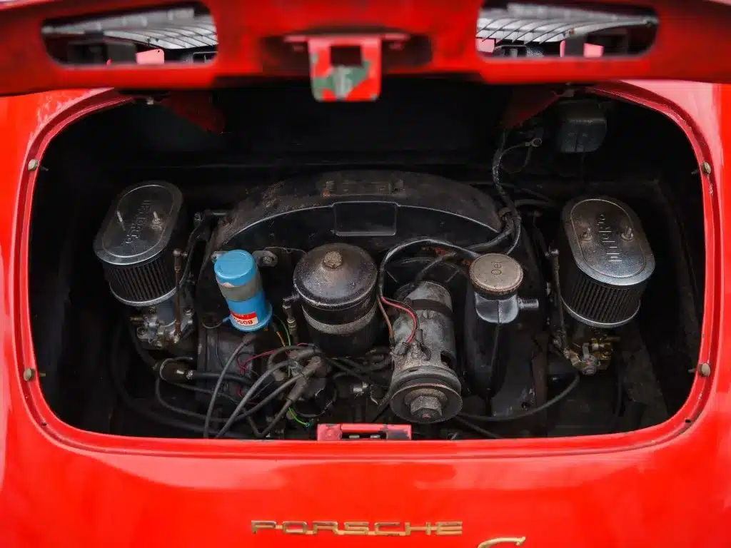 Ansicht des Motors im Heck eines roten Porsche 356 C Cabriolets, Baujahr 1965
