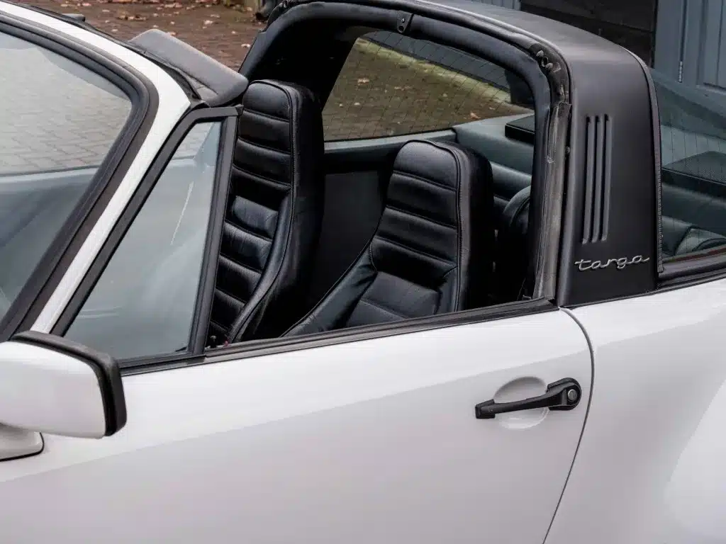 Porsche 911 Targa 3.2 von 1984 mit abgenommenem Dachpanel und sichtbarem schwarzen Innenraum.
