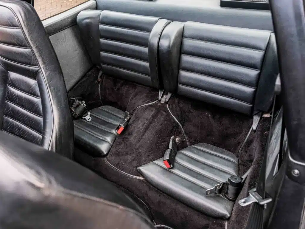 Rücksitzbank und Innenraum eines Porsche 911 3.2 Targa aus dem Jahr 1984 in schwarzem Leder.