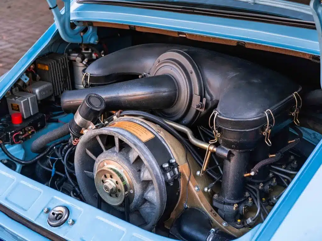 Motorraum eines Porsche 911 E Coupé aus dem Jahr 1971 mit sichtbarem Sechszylinder-Boxermotor und Bosch-Einspritzung.