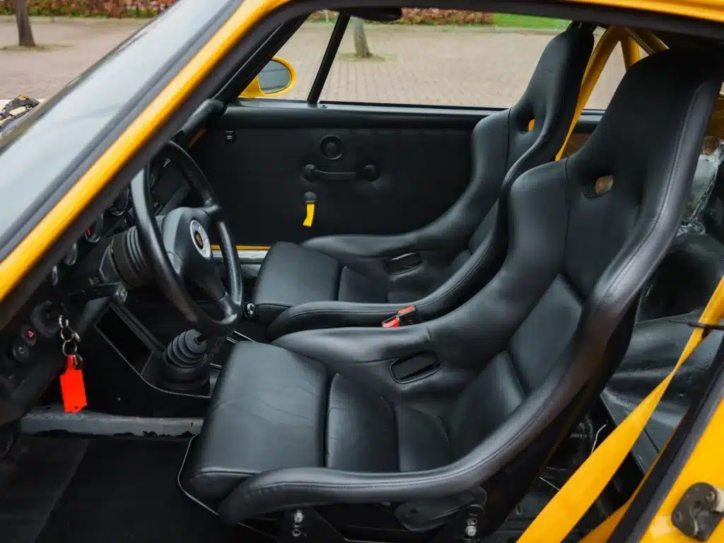 Cockpit und Recaro-Sportsitze mit Sicherheitskäfig im Porsche 911 SC, Speedgelb, RS Look, Baujahr 1980.