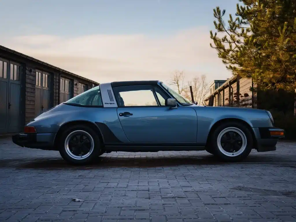 Porsche 911 SC 3.0 Targa von 1983 in Schieferblau metallic, seitliche Außenaufnahme mit abnehmbarem Targa-Dach.