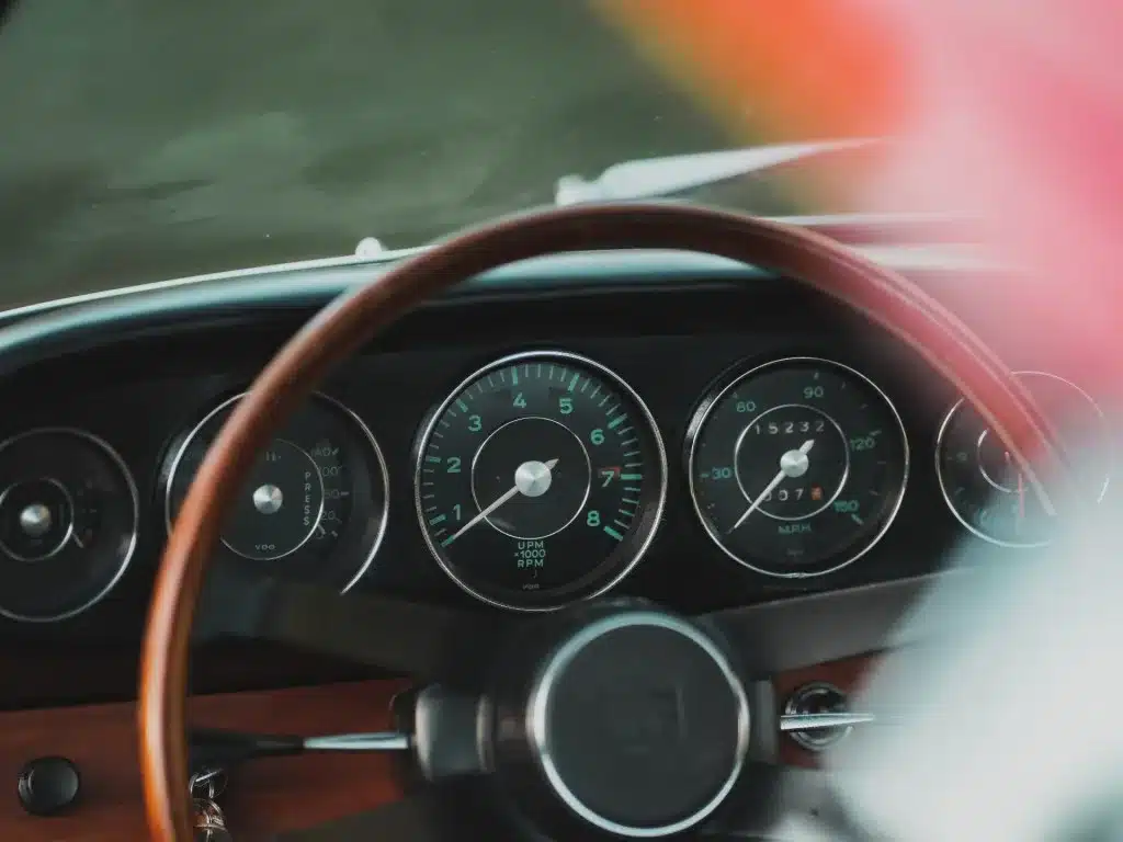 Cockpit eines Porsche 911 von 1965 mit analogen Instrumenten und originalem Lenkrad.