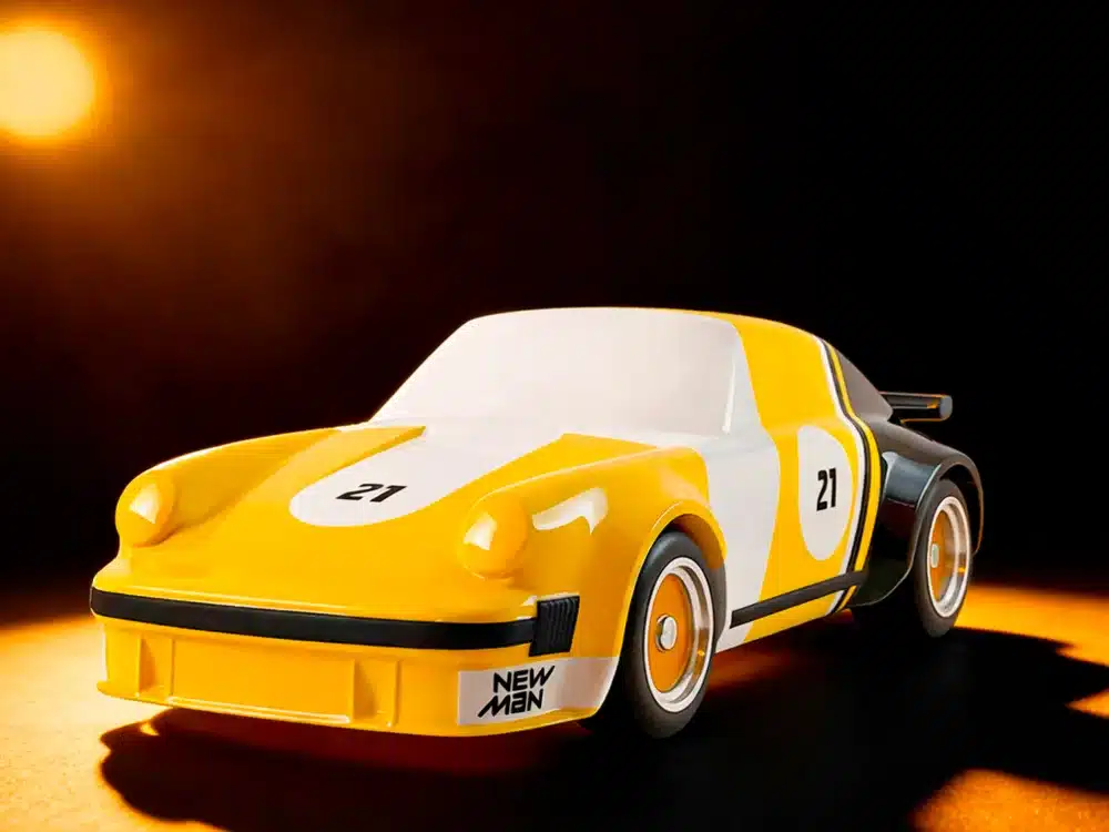 Skulptur eines klassischen Porsche 934 Rennwagens, gelb-schwarz-weiß lackiert, im Stil der '80 Turbo Gr4' Edition.