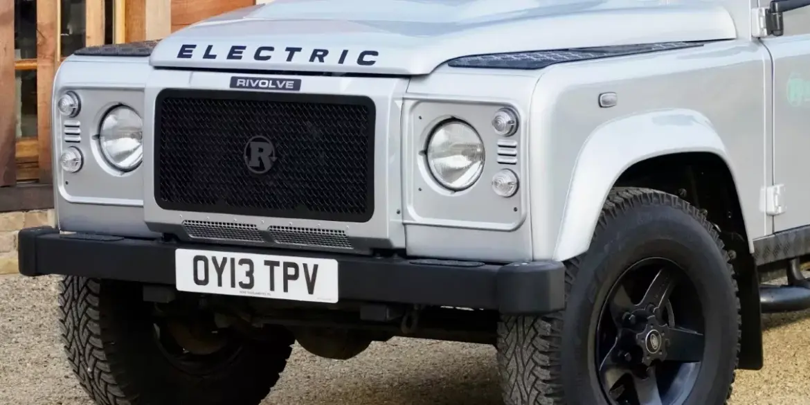 Der Rivolve EV Umbau eines Land Rover Defender mit elektrischem Antrieb und markanter Frontansicht