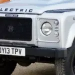 Der Rivolve EV Umbau eines Land Rover Defender mit elektrischem Antrieb und markanter Frontansicht