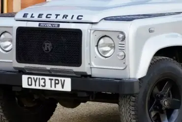 Der Rivolve EV Umbau eines Land Rover Defender mit elektrischem Antrieb und markanter Frontansicht