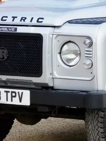 Der Rivolve EV Umbau eines Land Rover Defender mit elektrischem Antrieb und markanter Frontansicht
