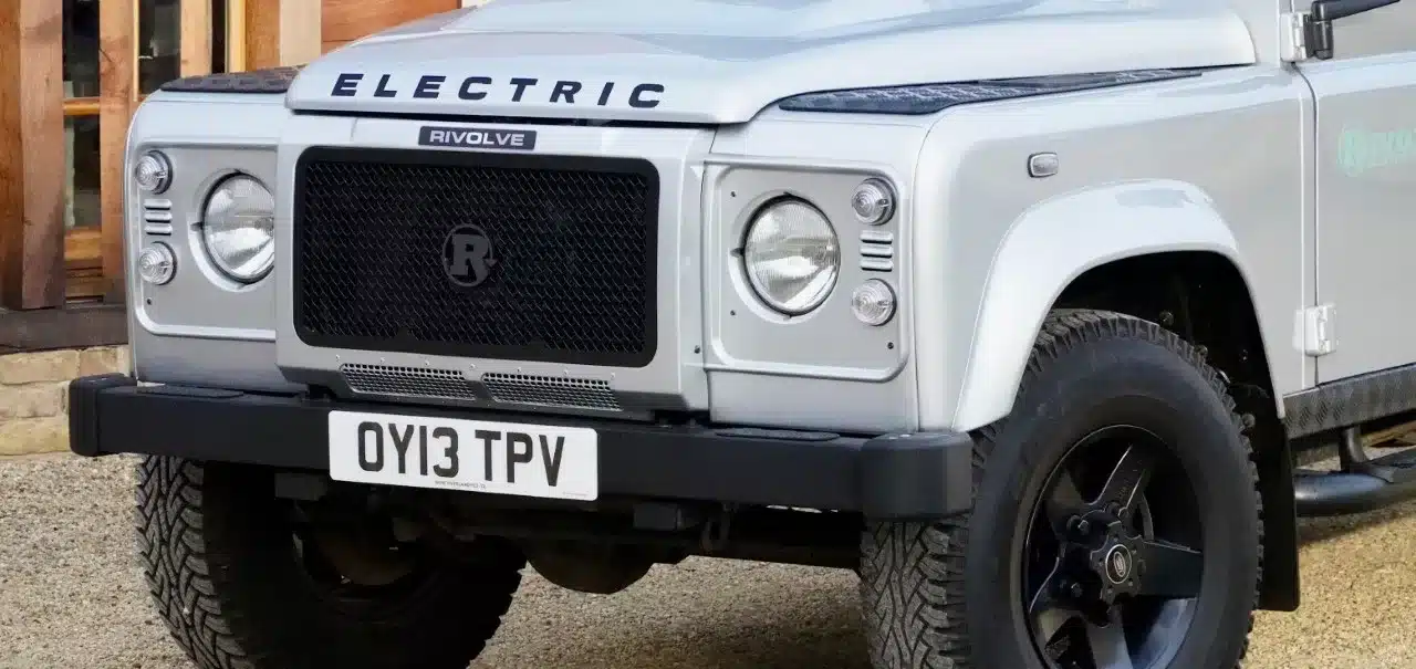 Der Rivolve EV Umbau eines Land Rover Defender mit elektrischem Antrieb und markanter Frontansicht